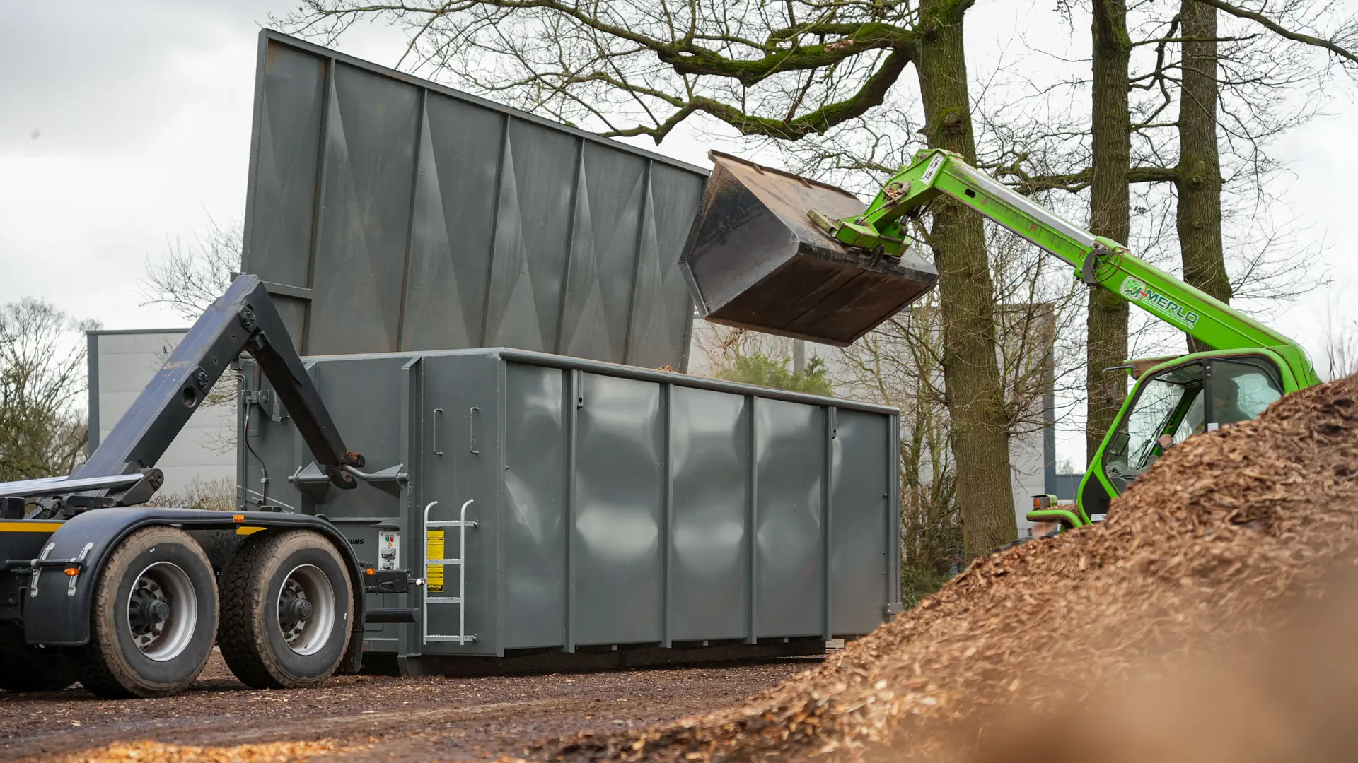 Haakarmtrailer voor rolcontainers