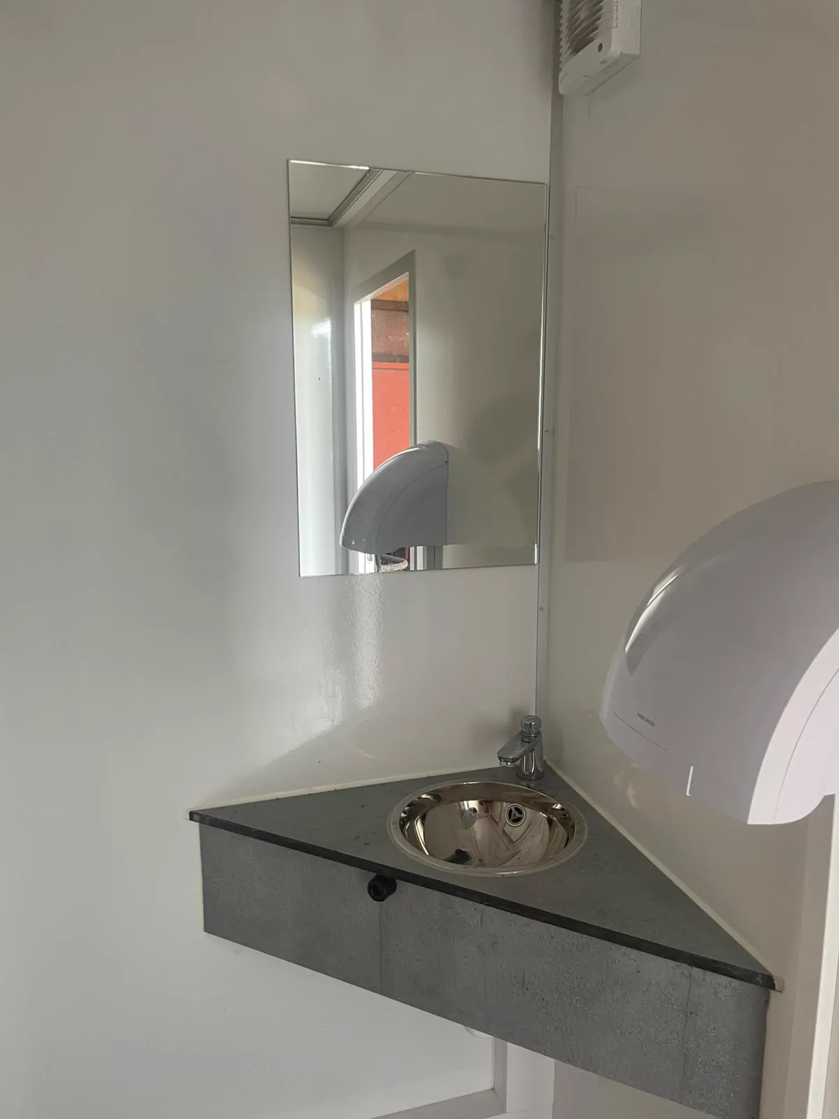 Kleine wc-wagen, lavabo en spiegel