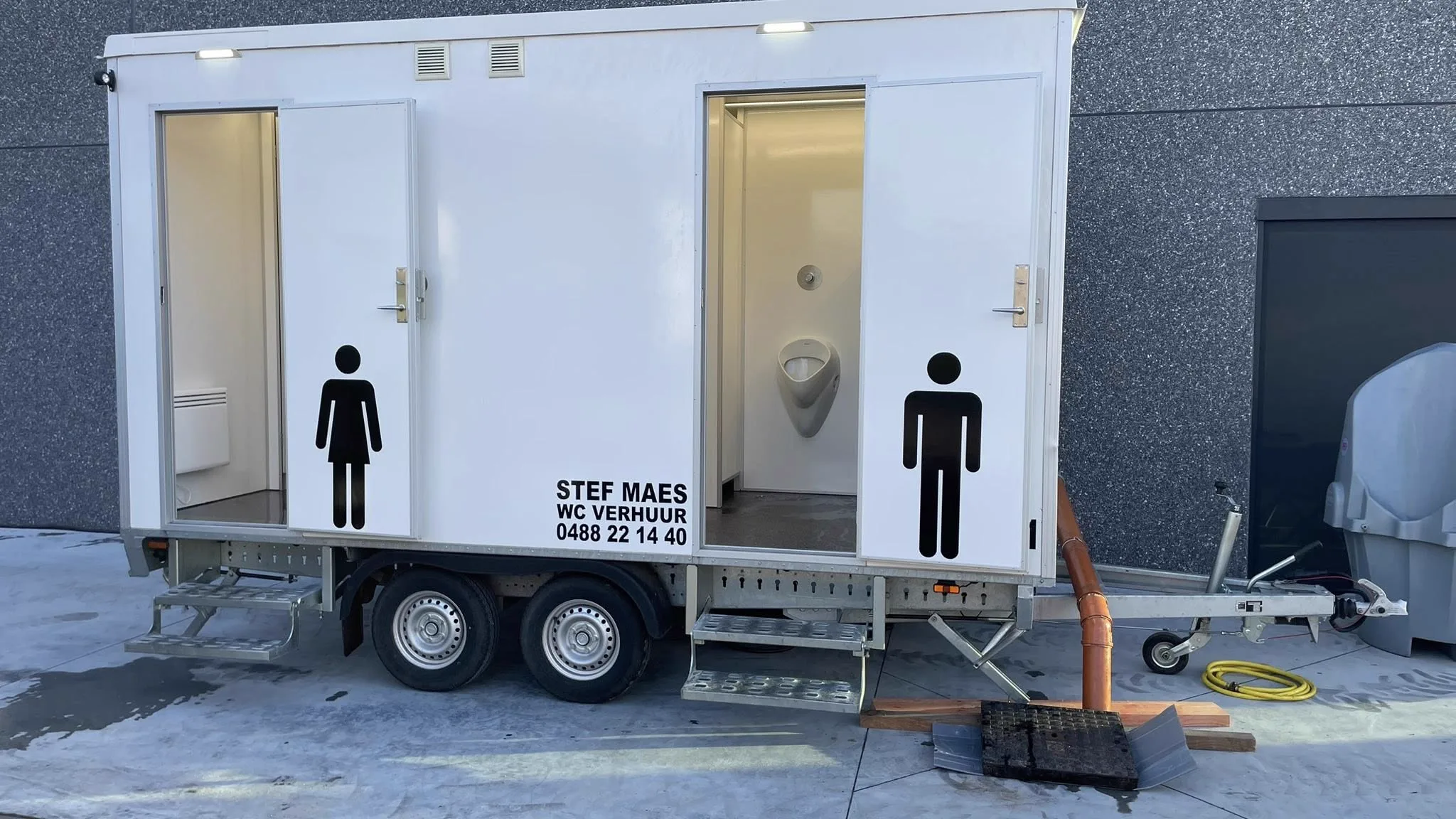 Kleine wc-wagen voor evenementen