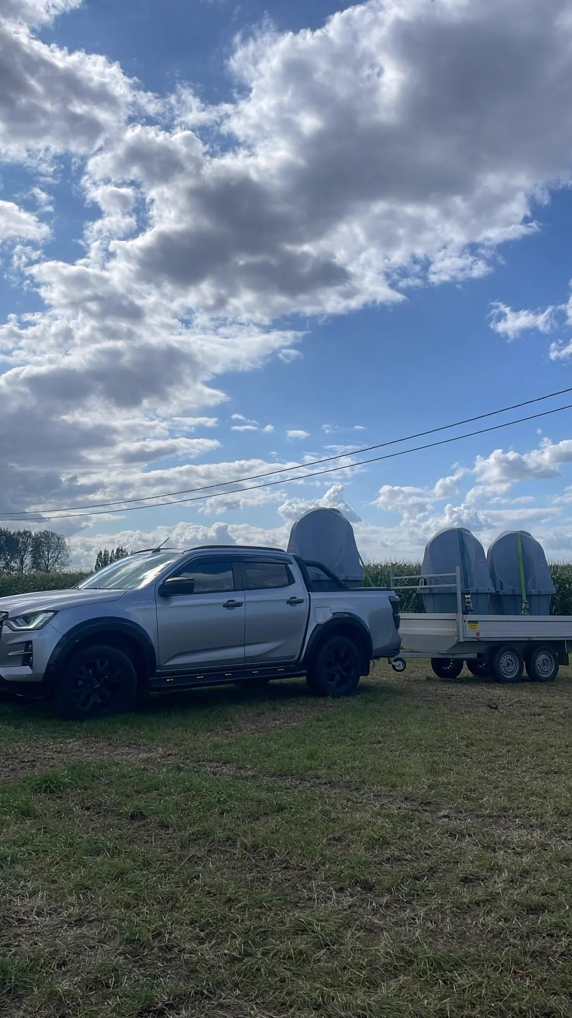 Kleine wc-wagen geplaatst voor een evenement