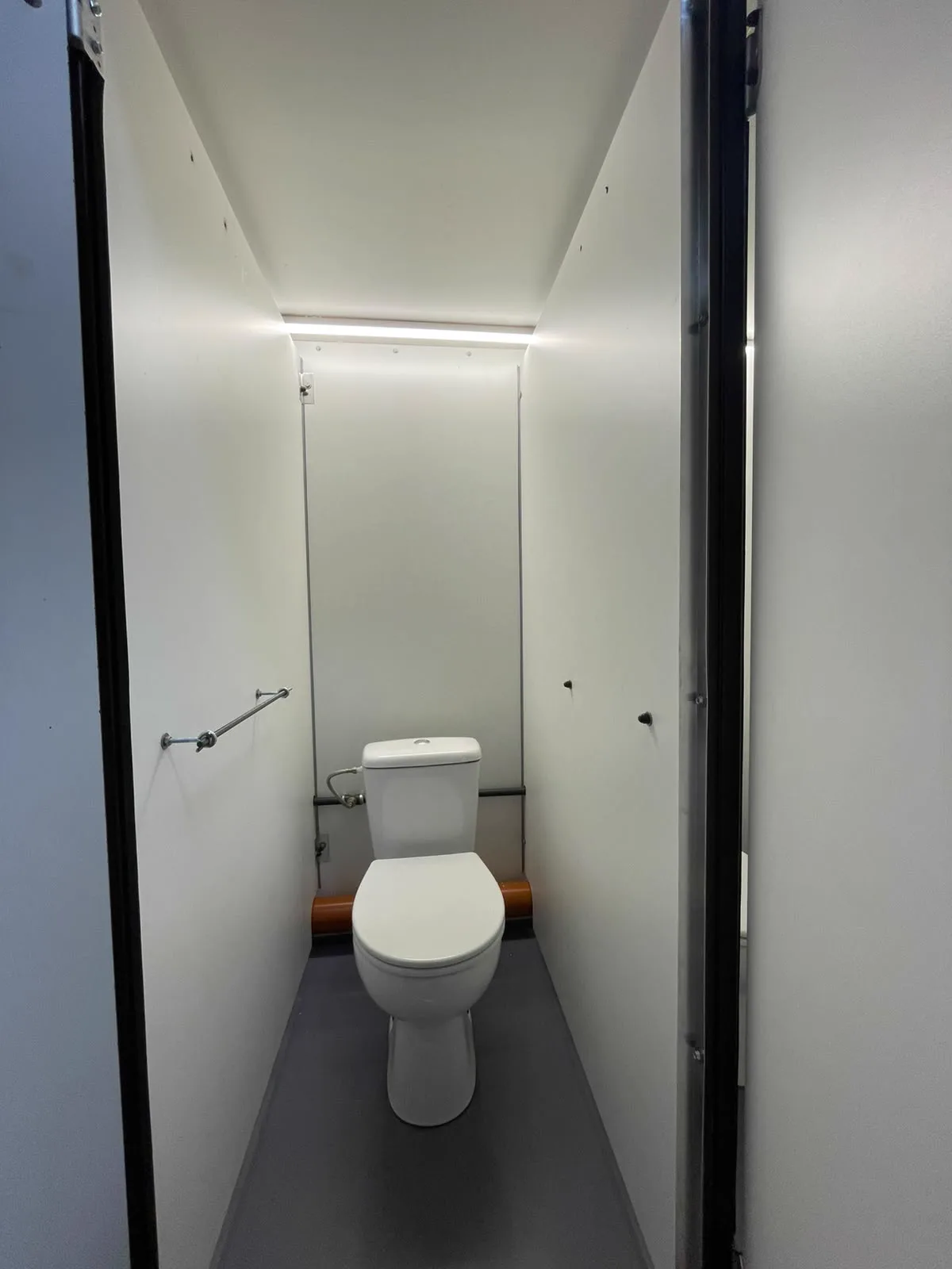 Grote wc-wagen te huur, toiletcabine interieur