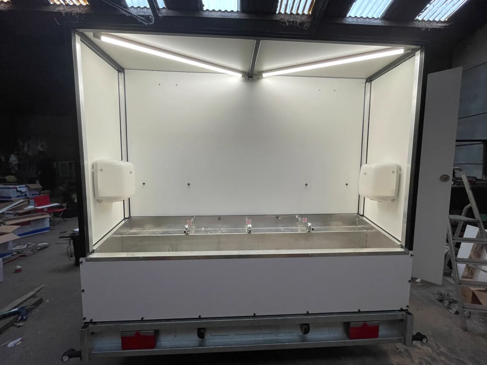 Grote wc-wagen te huur, wasbakken interieur